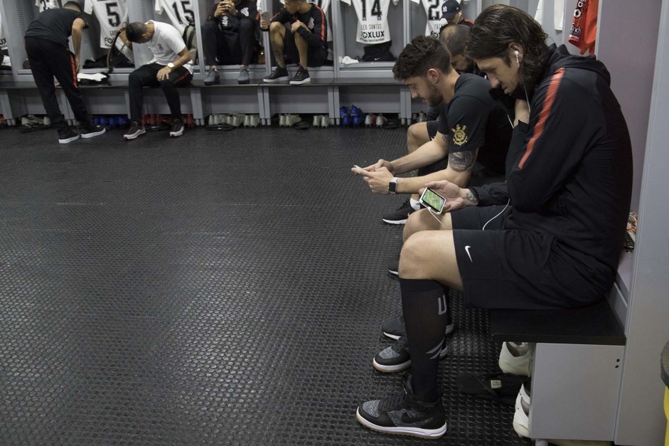 Jogadores no vestiário de enfrentar o Atlético-PR
