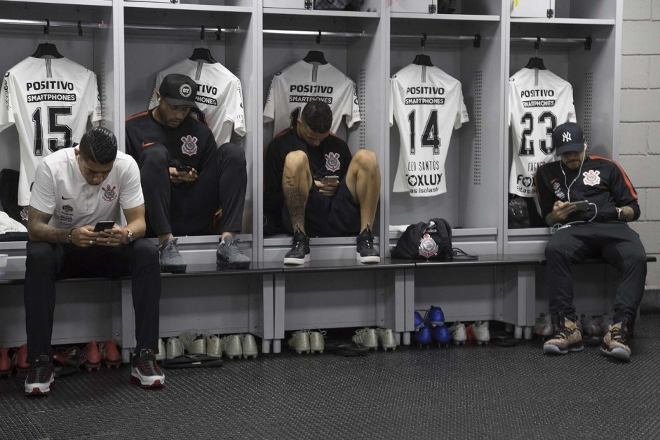 Jogadores no vestiário de enfrentar o Atlético-PR