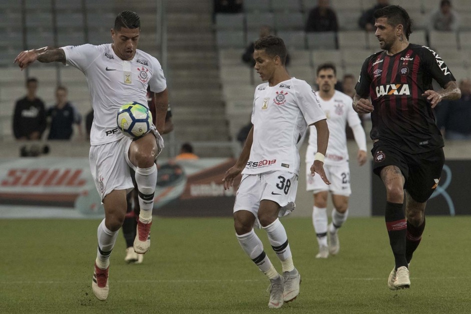 Ralf e Pedrinho na partida contra o Atlético-PR