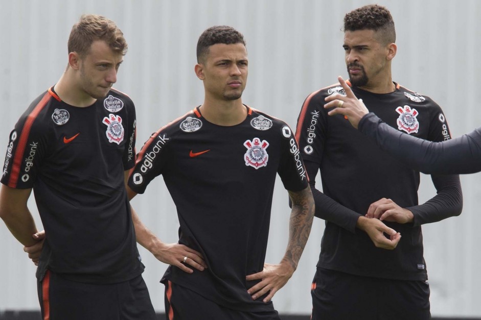 Carlos Augusto, Thiaguinho e Léo Santos fazem última atividade antes de enfrentar a Chapecoense
