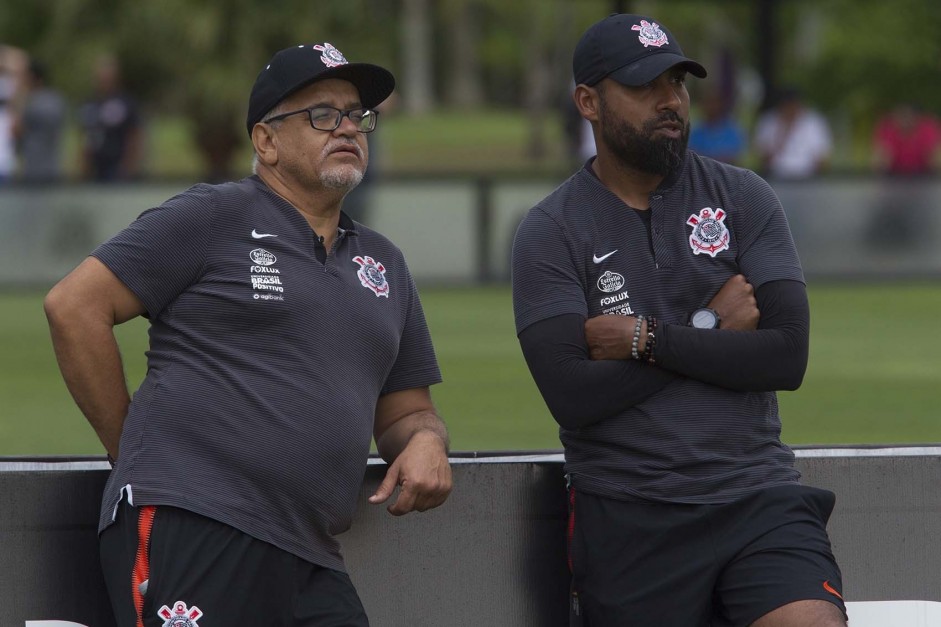 Comissão técnica do Corinthians durante o treino o desta quinta, no CT Joaquim Grava