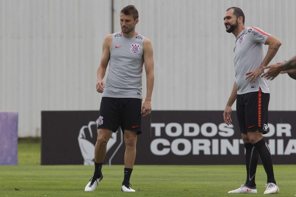 Henrique e Danilo treinam no CT Joaquim Grava para enfrentar a Chapecoense