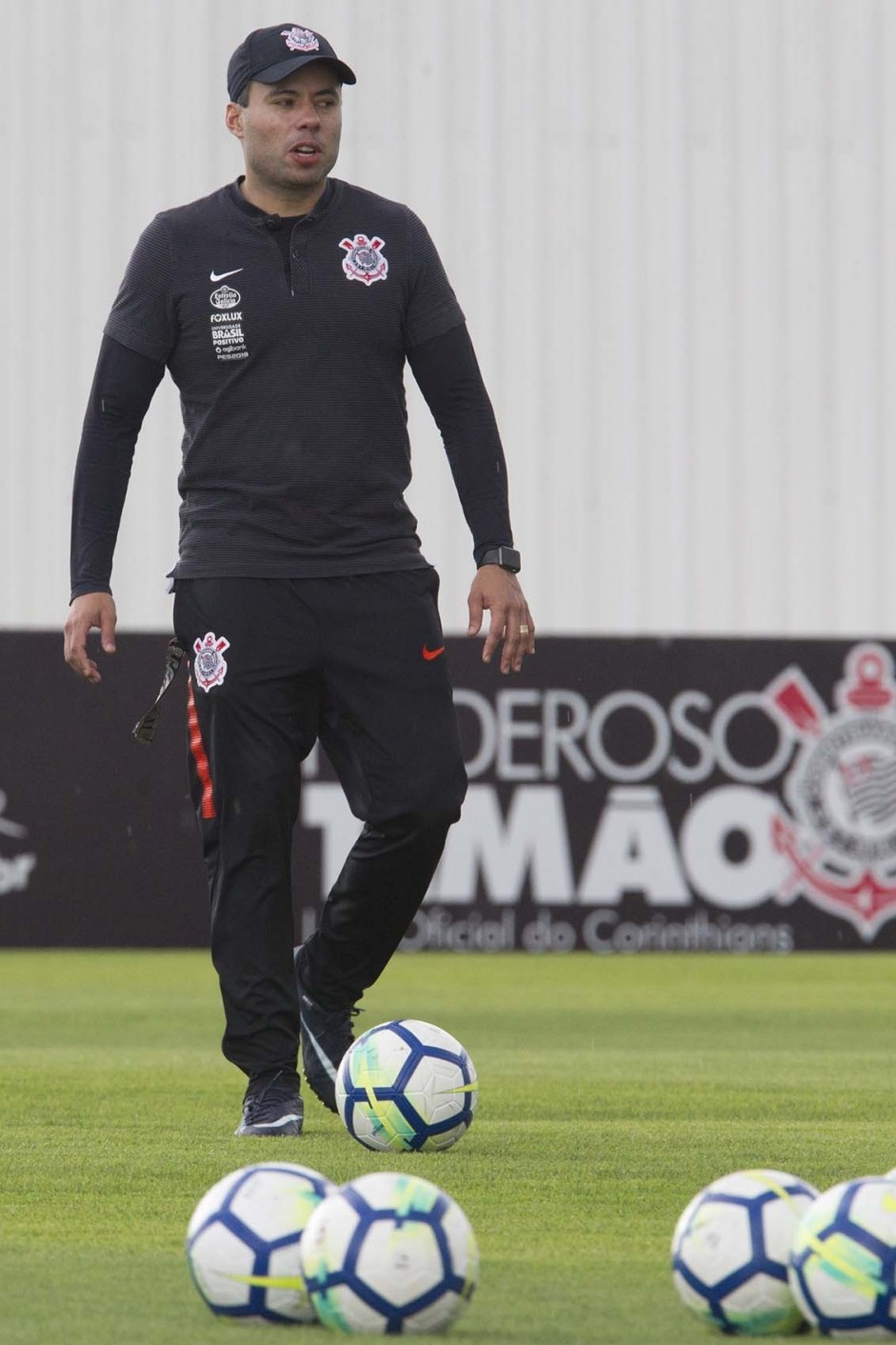 Jair Ventura segue treinando o time mesmo com a desconfiança da torcida