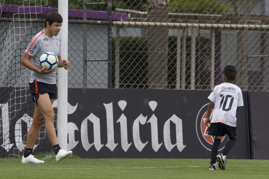 Romero no treinamento de hoje no CT Joaquim Grava na companhia de um pequeno corinthiano