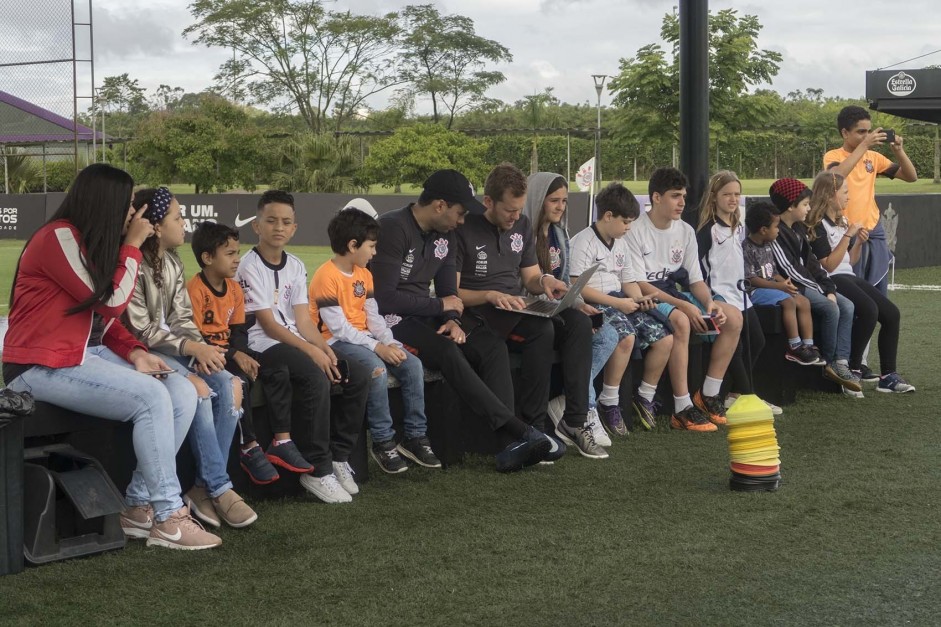 Torcedores acompanharam o treino do Corinthians no CT Joaquim Grava