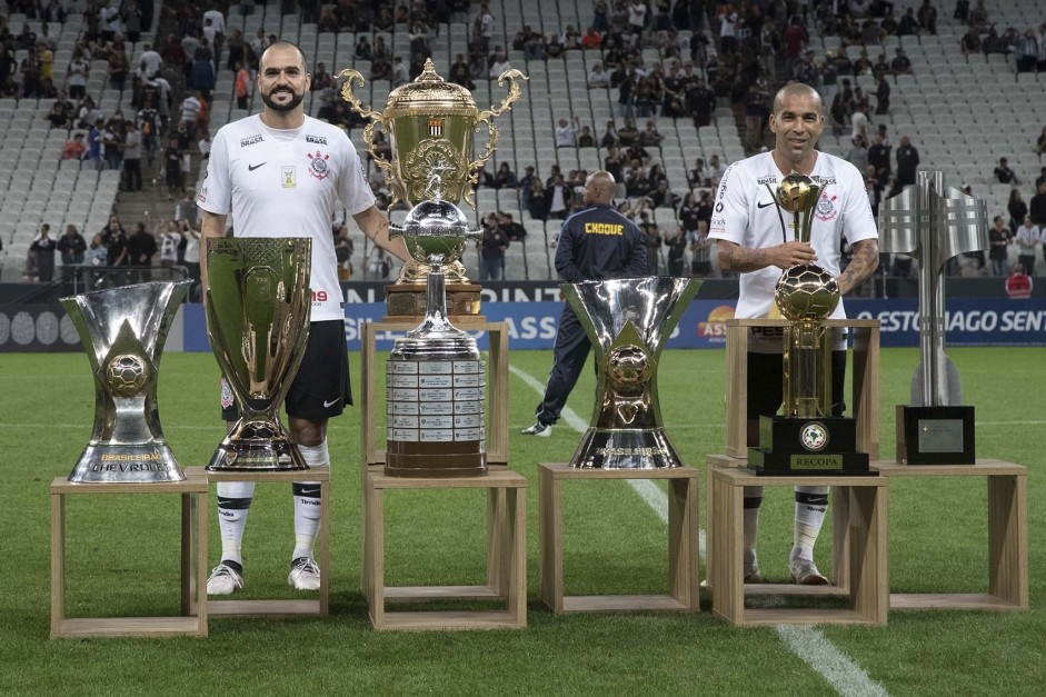 Danilo e Sheik se exibem ao lados dos títulos que ambos connquistaram no Corinthians