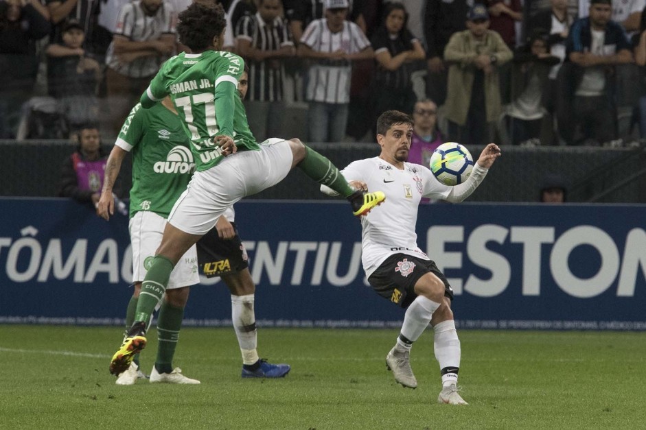 Fagner em jogada contra a Chapecoense, pelo Brasileirão 2018, na Arena Corinthians