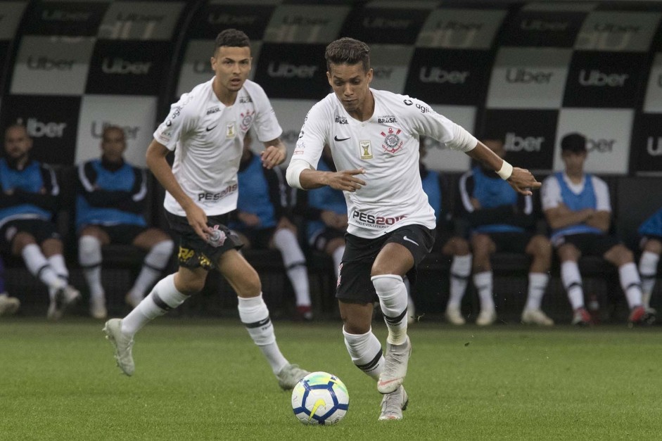 Thiaguinho e Pedrinho durante partida contra a Chapecoense, na Arena Corinthians