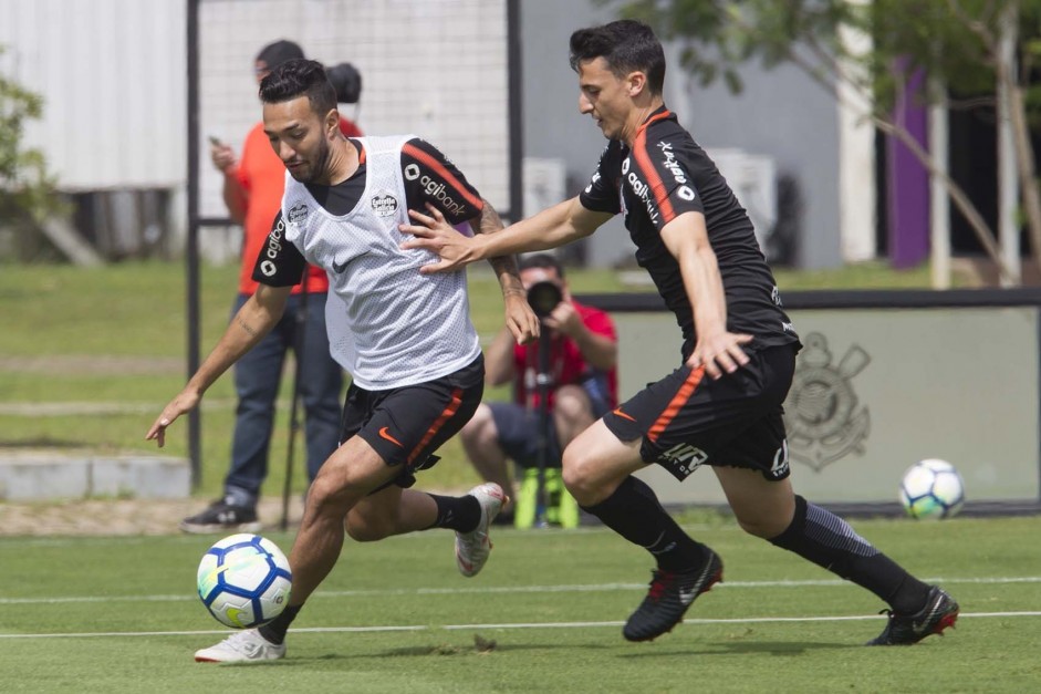 Clayson e Mantuan treinando no CT Joaquim Grava para duelo contra o Grmio