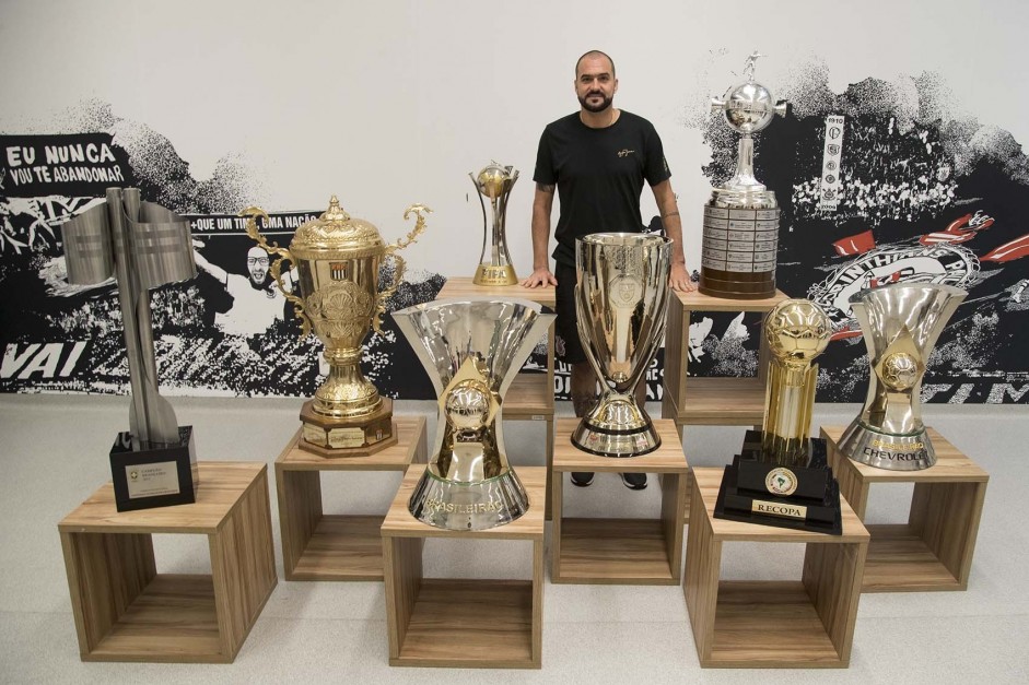 Danilo ao lado de todos os troféus conquistados por ele com a camisa do Timão