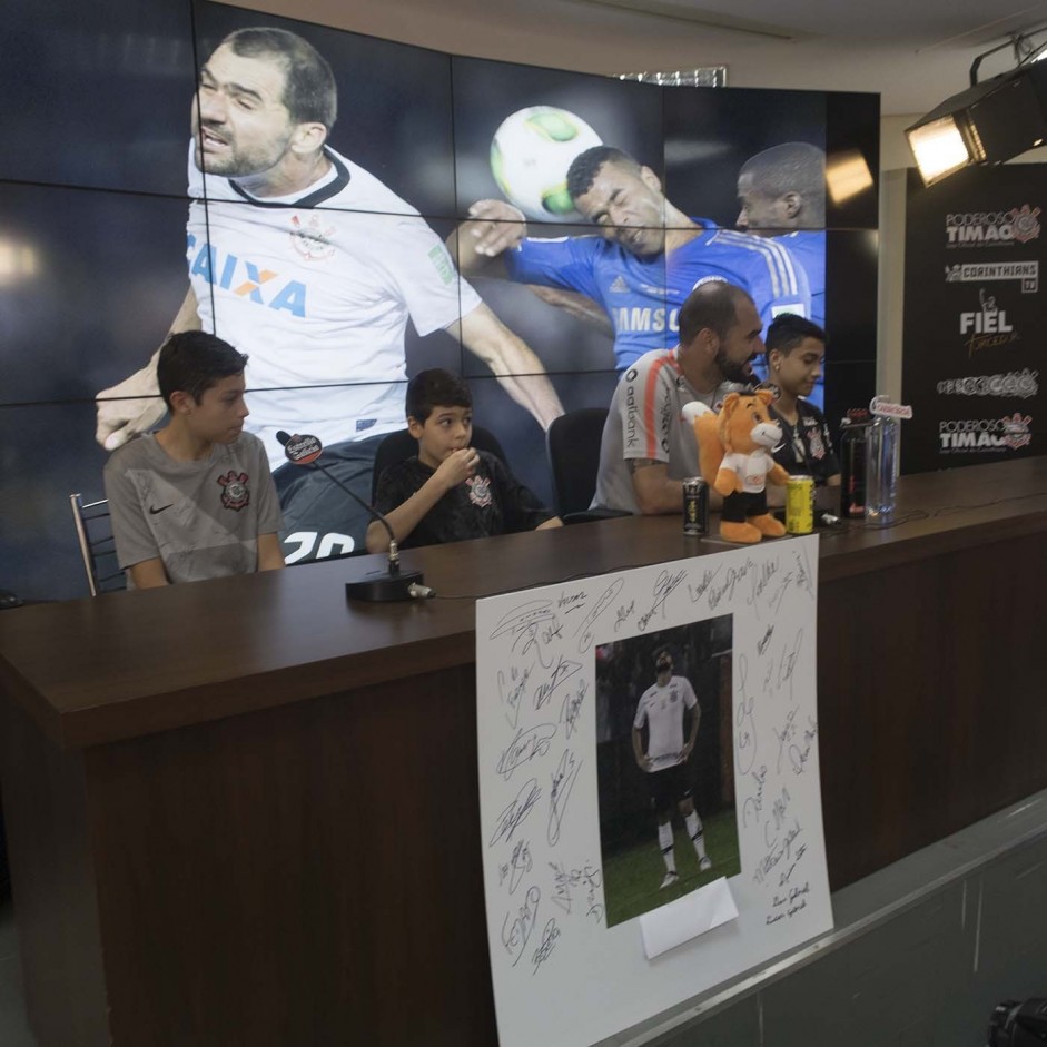 Danilo concede entrevista coletiva aps treino repleto de homenagens