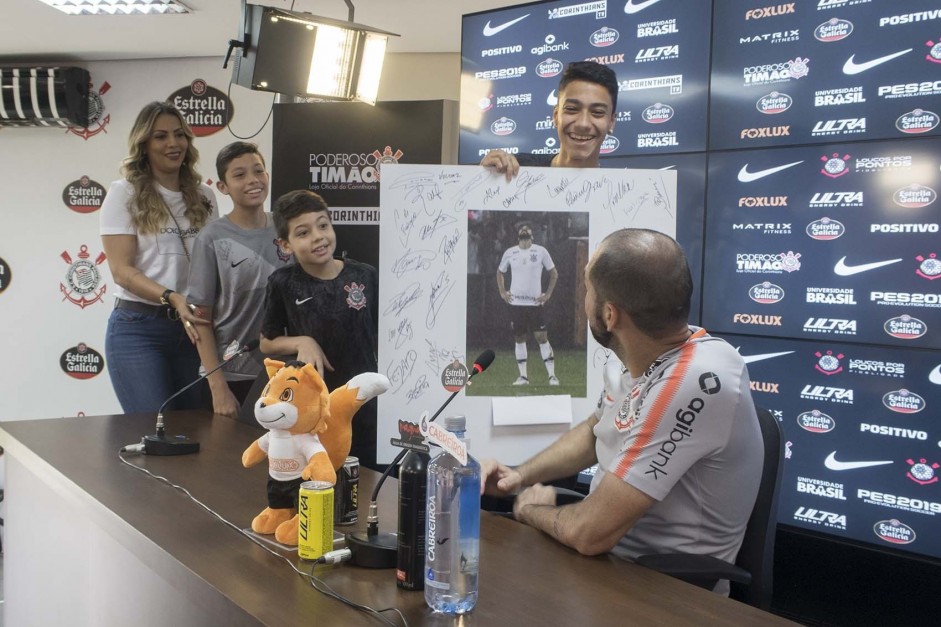 Danilo recebe placa em sua homenagem durante entrevista no CT Joaquim Grava