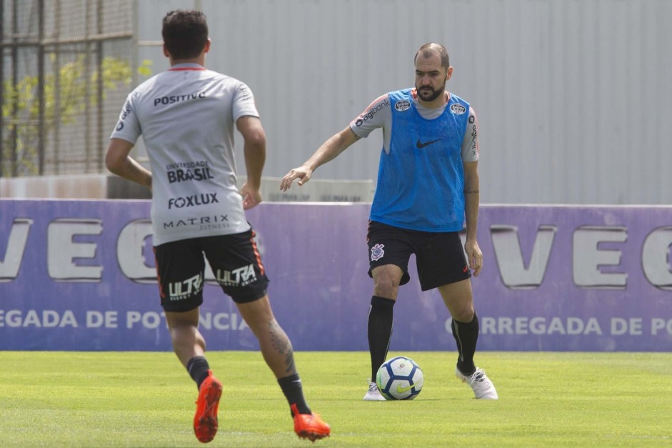 Danilo se despede da torcida no jogo contra o Grmio