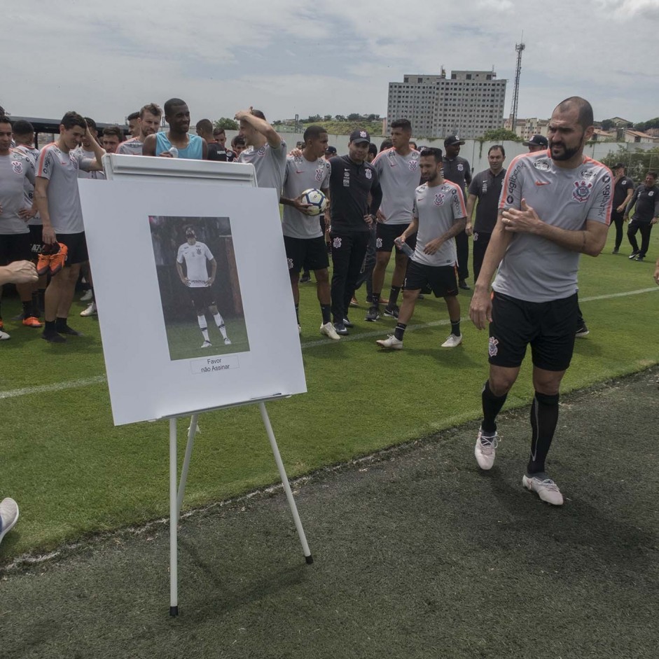 Danilo se despede do grupo no treino repleto de homenagens no CT