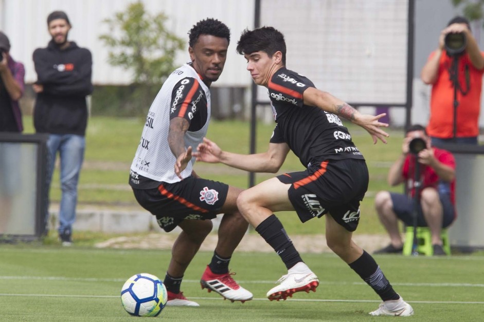 Douglas e Ángelo Araos no treino de hoje no CT Joaquim Grava