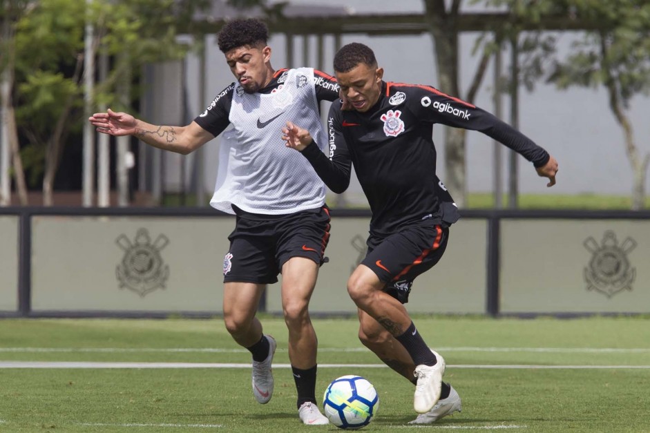 Douglas e Rafael Bilu disputam a bola no treino de hoje no CT Joaquim Grava