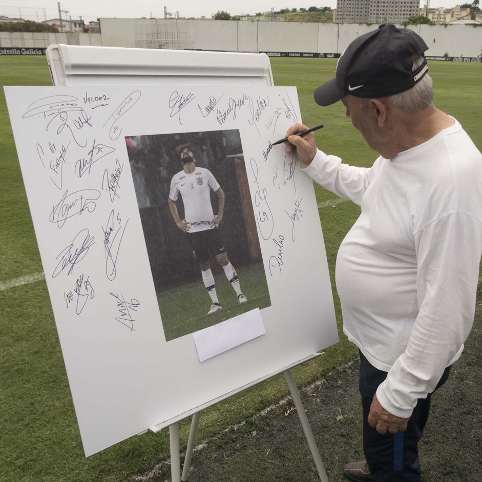 Funcionários e jogadores assinam placa com foto do meia Danilo para homenageá-lo
