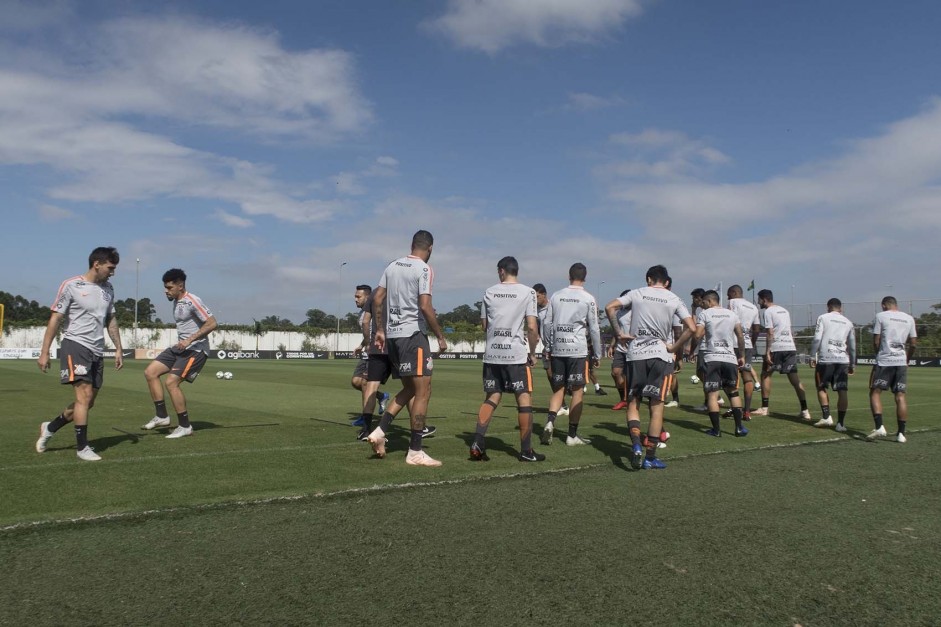 Jogadores durante atividade desta terça-feira; preparação é para encarar o Grêmio
