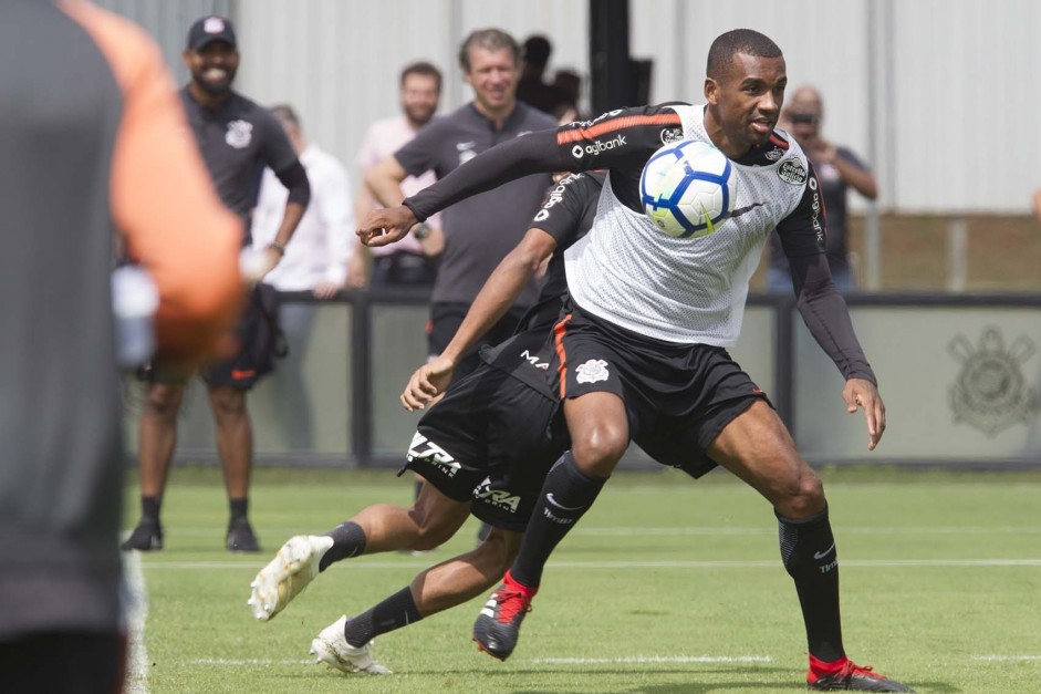 Marllon durante o treinamento de hoje no CT Joaquim Grava