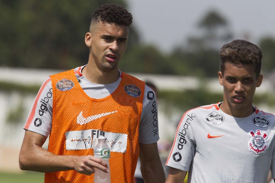 Os jovens da base Léo Santos e Pedrinho no treinamento de hoje no CT