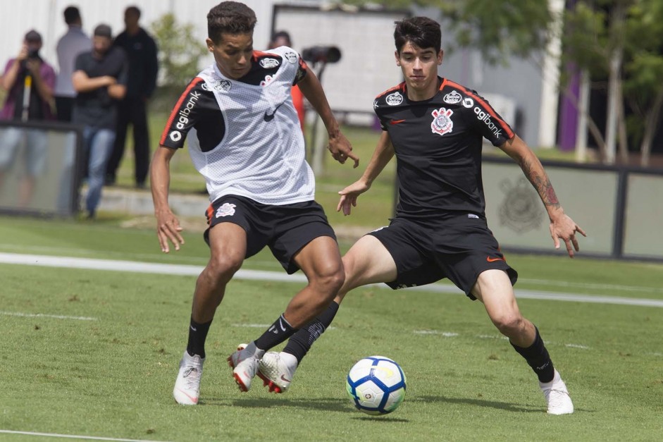 Pedrinho encara Araos no treinamento de hoje no CT Joaquim Grava