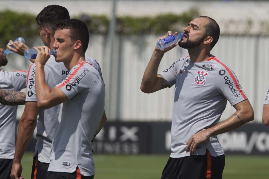 Rodrigo Figueiredo ao lado do experiente Danilo no treinamento de hoje no CT Joaquim Grava