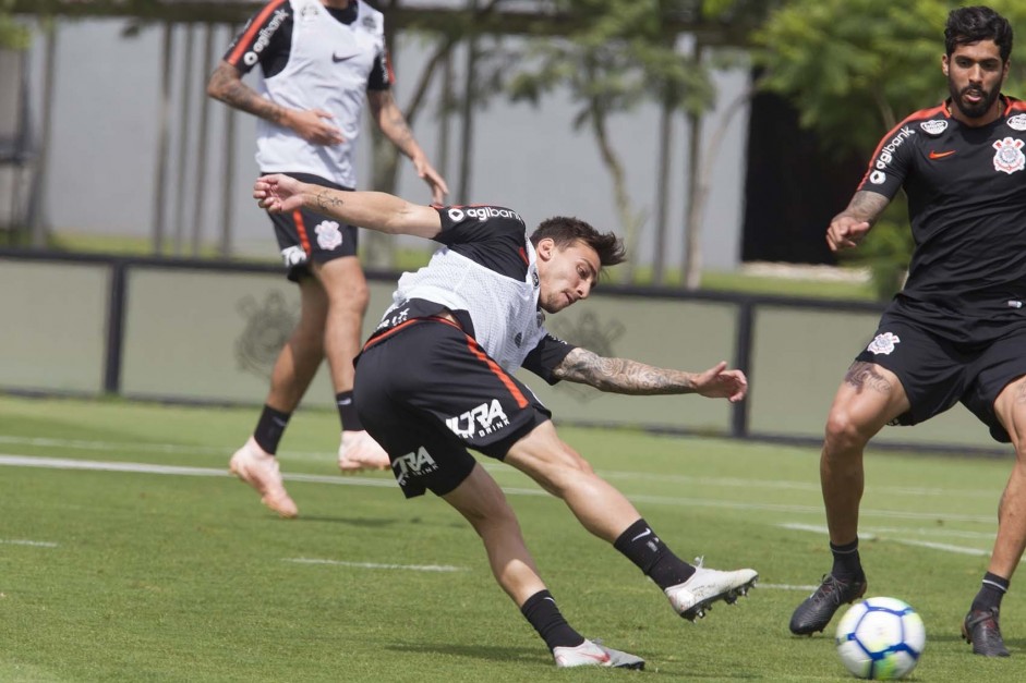 Rodrigo Figueiredo e o goleiro Caíque França, ao fundo, no treino de hoje no CT