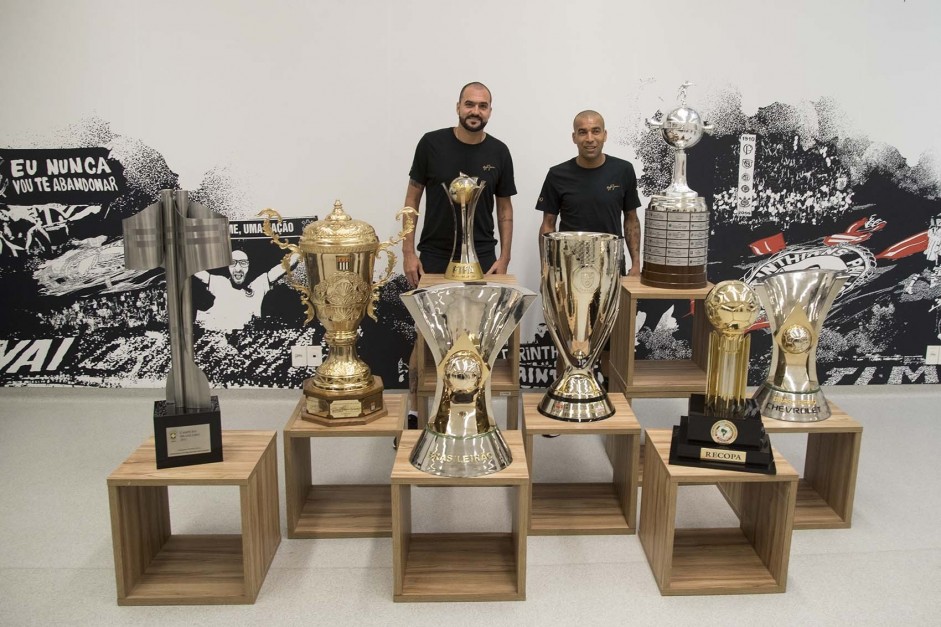 Sheik e Danilo posam ao lado dos troféus em seu último jogo na Arena Corinthians