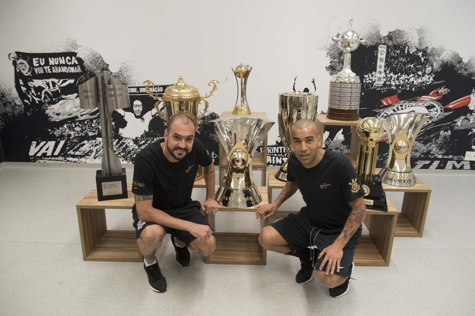 Sheik e Danilo posam ao lado dos troféus conquistados por ambos pelo Corinthians