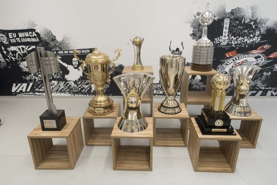 Troféus conquistador por Emerson Sheik e Danilo; veteranos farão seu último jogo na Arena