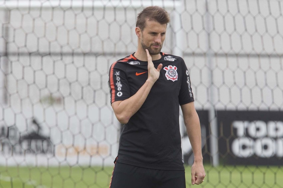 Zagueiro Henrique treina para encarar o Grêmio, pelo Brasileirão