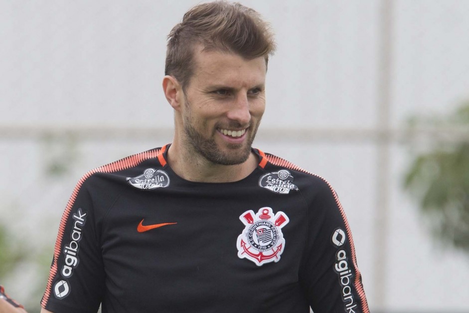 Zagueiro Henrique treina para fazer o último jogo da temporada, diante o Grêmio, fora de casa