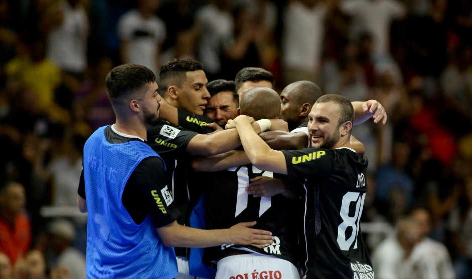 Corinthians goleia Sorocaba e se aproxima do título da Liga Paulista de Futsal