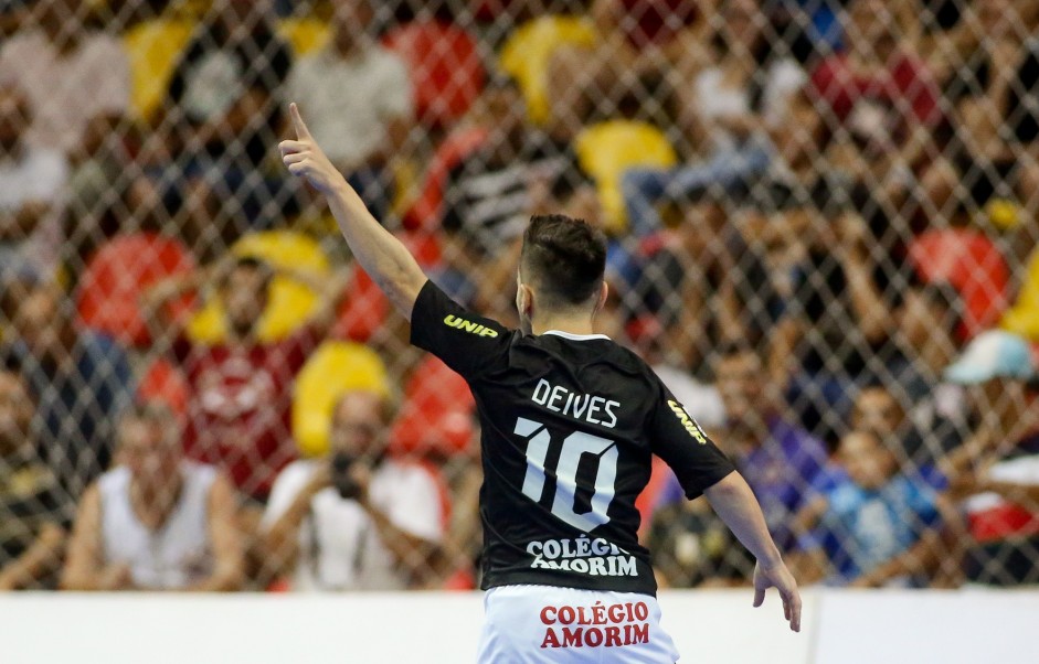 Deives em partida contra o Sorocaba, pela Liga Paulista de Futsal