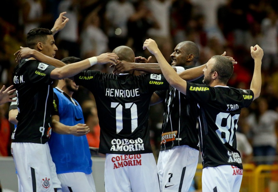 Jogadores comemorando a goleada sobre o Sorocaba, pela Liga Paulista de Futsal
