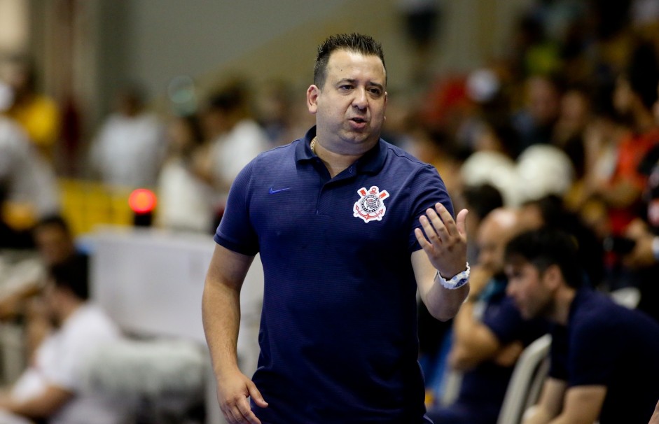 Técnico André Bié durante vitória sobre o Sorocaba, pela Liga Paulista de Futsal