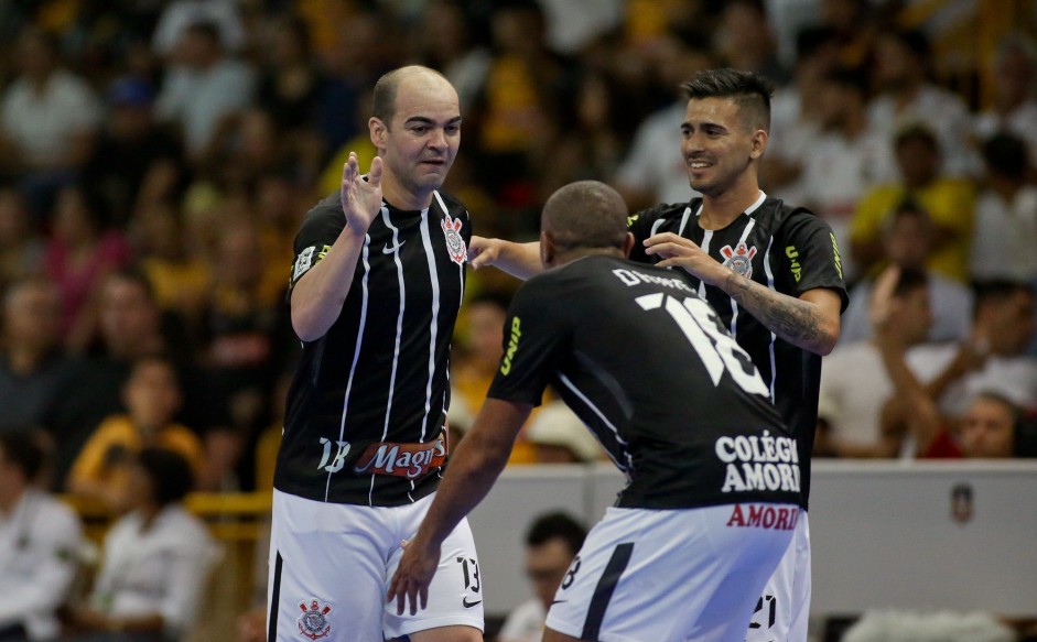 Wilde e colegas comemorando o gol de Nenê, contra o Sorocaba, pela Liga Paulista de Futsal
