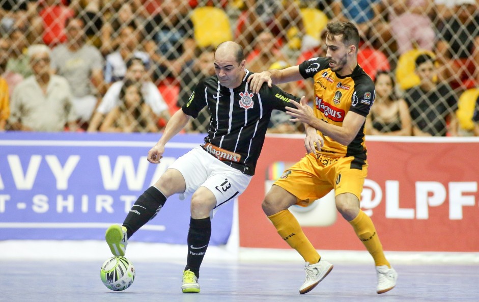 Wilde no jogo contra o Sorocaba, válido pela Liga Paulista de Futsal; pivô marcou dois gols