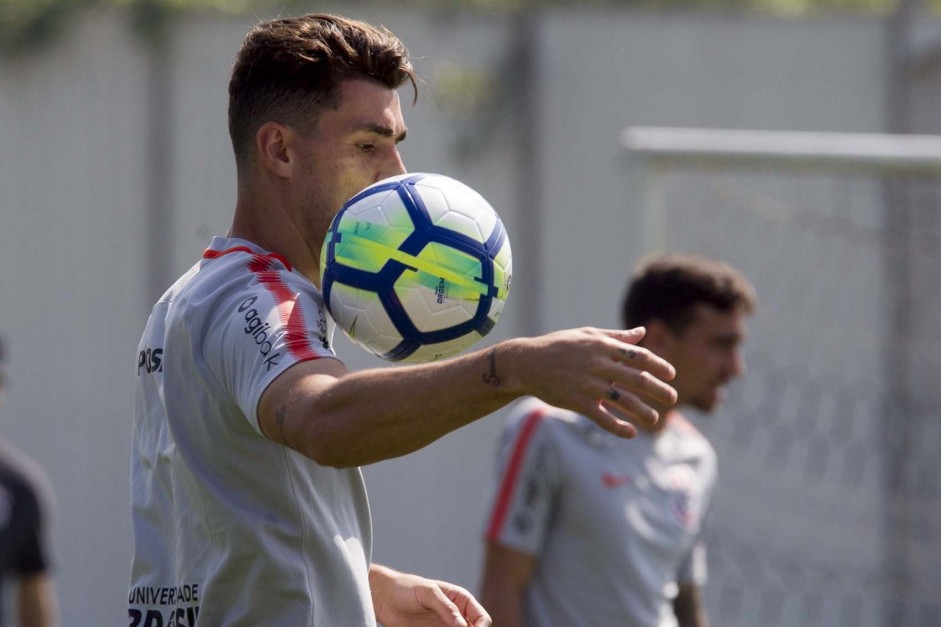 Danilo Avelar no treinamento desta sexta-feira no CT Joaquim Grava; foco no Grêmio
