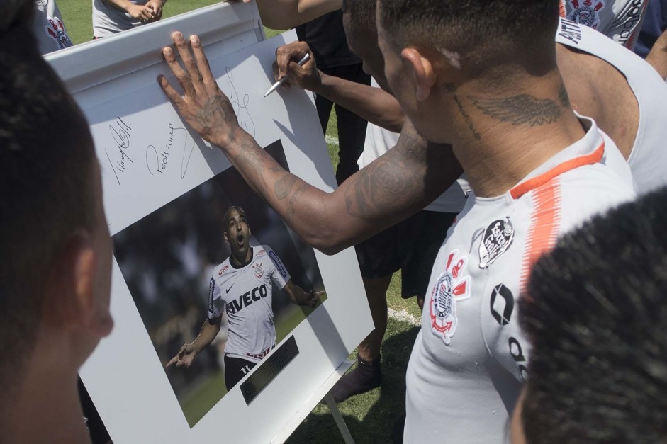 Emerson Sheik é homenageado em treino desta sexta-feira no CT