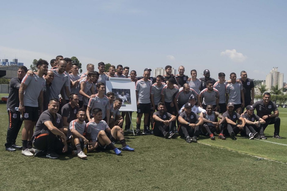 Equipe homenageia Emerson Sheik no treino de hoje no CT