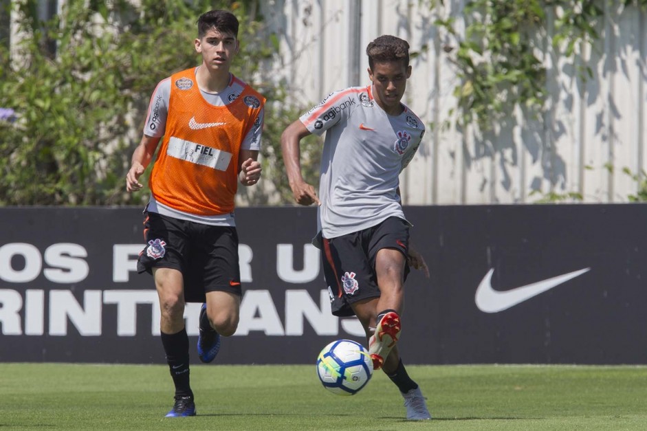 Os jovens Araos e Pedrinho no treino desta sexta-feira no CT