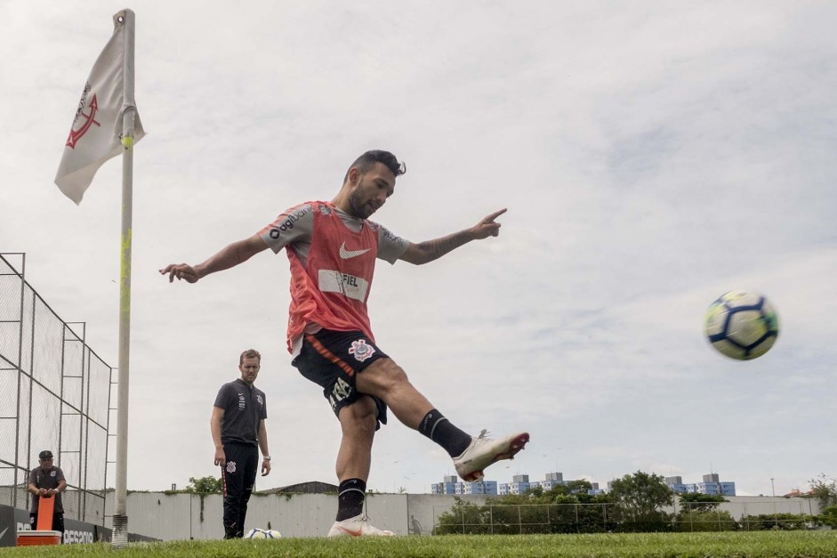 Clayson treina no CT Joaquim Grava; Timão tem foco no Grêmio, pelo Brasileirão