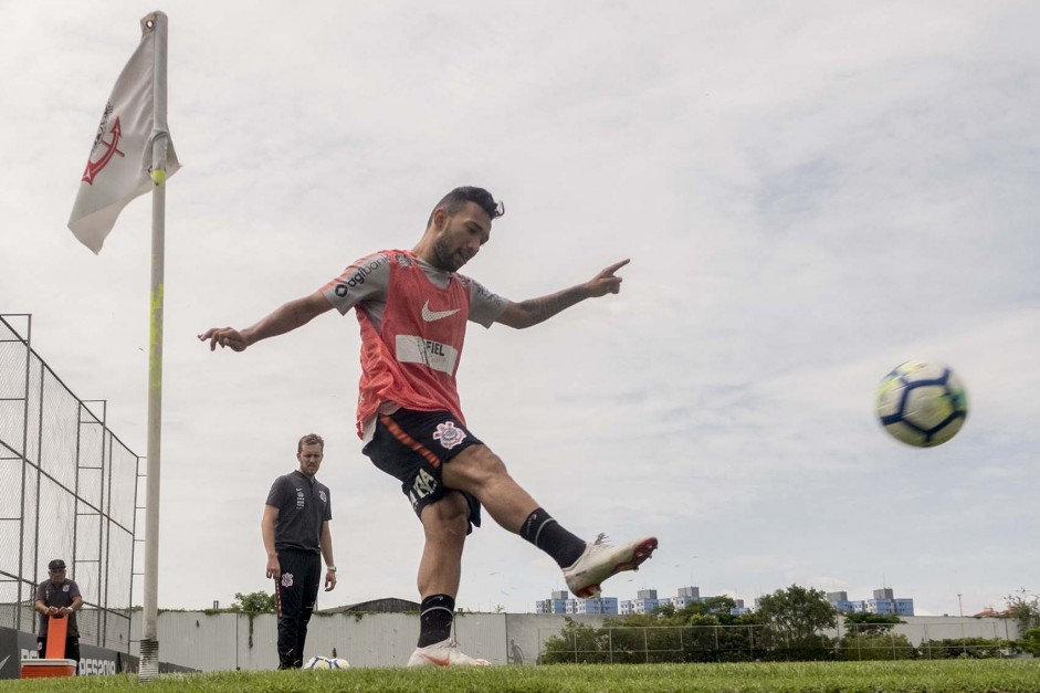 Clayson treina no CT Joaquim Grava; Timo tem foco no Grmio, pelo Brasileiro