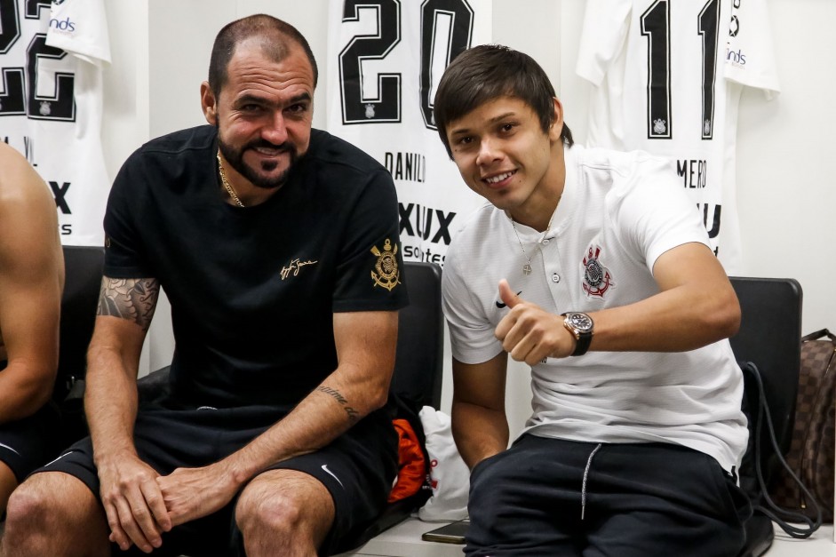 Danilo e Romero antes do último jogo do Corinthians no ano de 2018