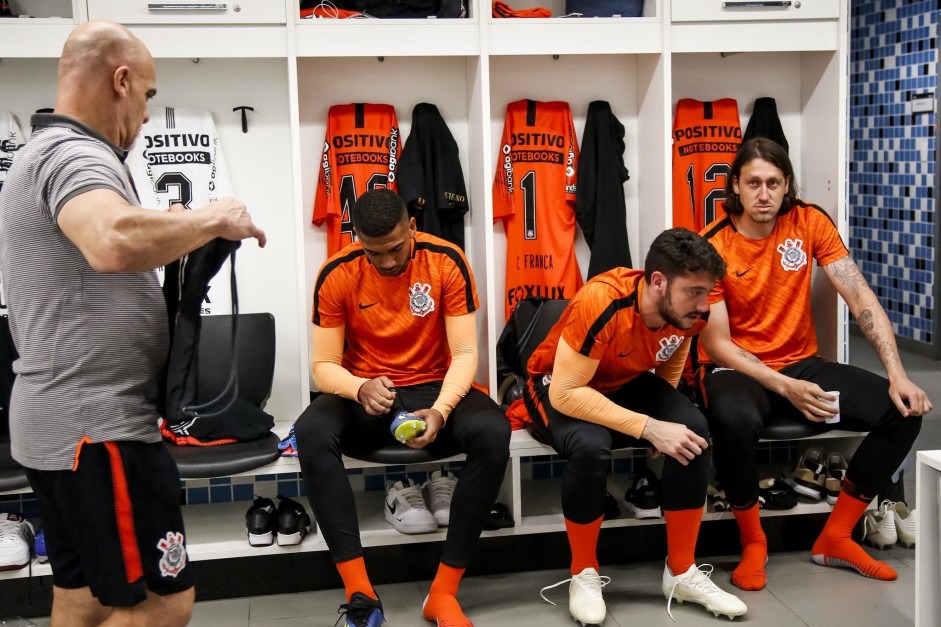Goleiros do Corinthians no vestiário antes do jogo contra o Grêmio