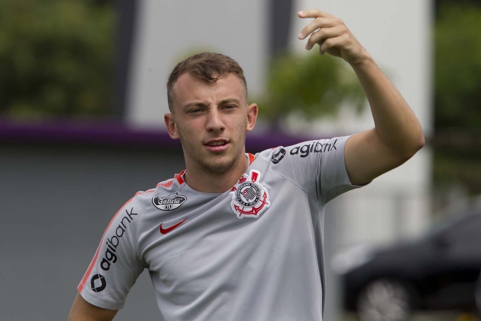 O lateral Carlos Augusto no ltimo treino do Corinthians no ano de 2018