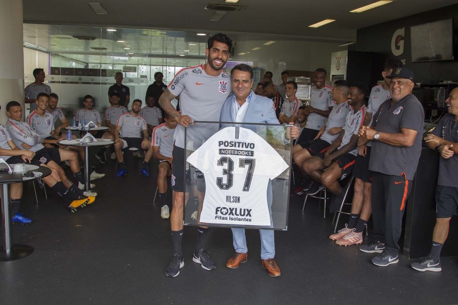 Vilson não terá seu contrato renovado e foi homenageado no treino de hoje no CT
