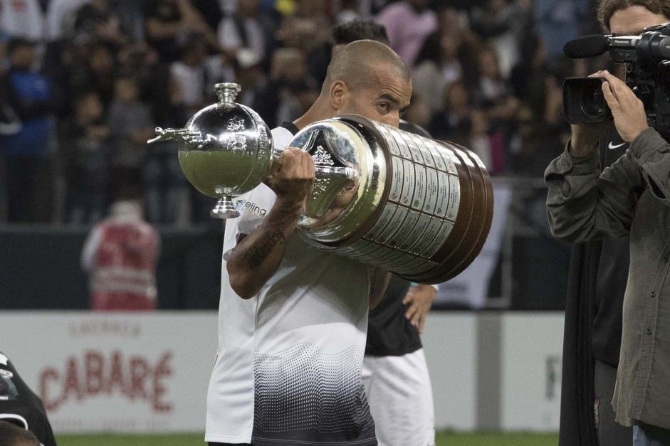 Sheik, agora dirigente, levanta taa da Libertadores durante jogo de despedida na Arena, em dezembro