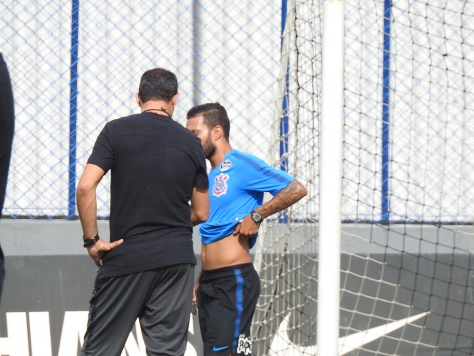 Carille já orienta jogadores em seu primeiro treino de volta ao comando do Corinthians